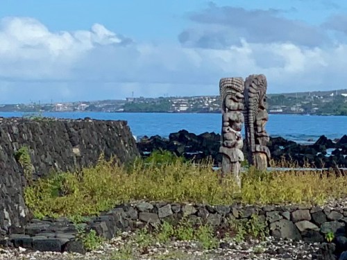 carved statues at the end of ke’eku heiau