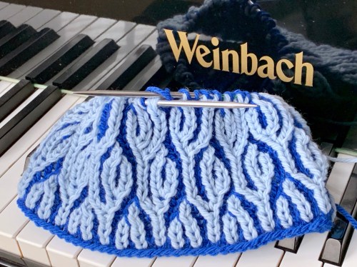 brioche knitting in shades of blue, brioche pastiche hat
