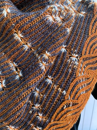 detail of assigned pooling stars on brioche rib, and a syncopated brioche border