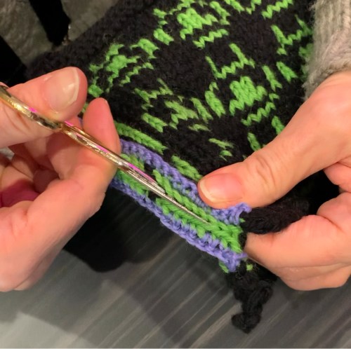 Cutting a steek in knitting