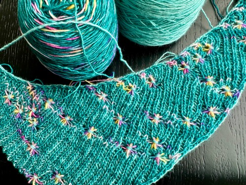 Knitting featuring assigned pooling stars
