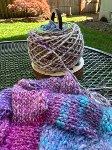 knitting yarn from a yarn carousel