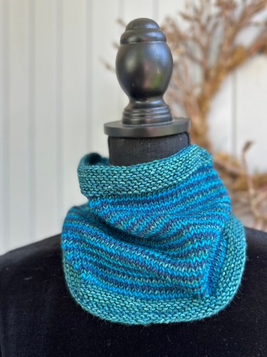 Three color jogless striped cowl